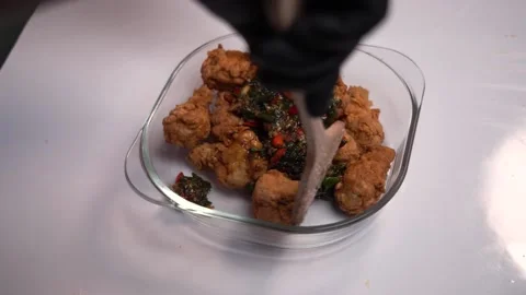 Slow-motion chicken and basil sauce together. 库存影片 144170812