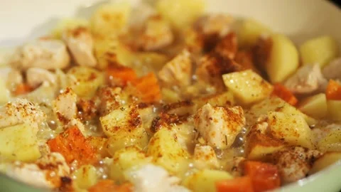 Slow Motion Chicken Stew Cooking in Pan, 2026 BG 库存影片 329706752