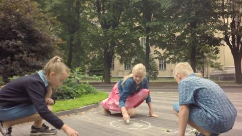 Slow motion, Children draw with chalk on the pavement. Video stock 79753650