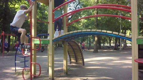 Slow motion. Children run around the playground. Video stock 65076528