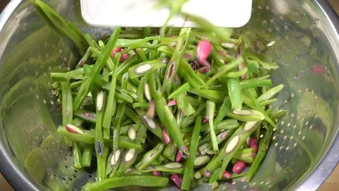 Slow motion - Chopped green beans pouring into a colander. Vídeos de archivo 114569916
