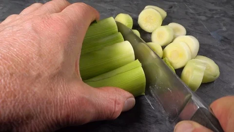 Slow motion – Chopping raw leeks. Video stock 108433243