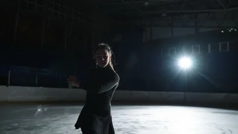 Slow motion: Cinematic shot of young female artistic figure skater is performing Vídeo Stock 155274341