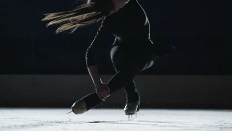 Slow motion: Cinematic shot of young female artistic figure skater is performing Vídeo Stock 155274870