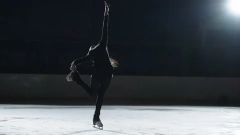 Slow motion: Cinematic shot of young female artistic figure skater is performing Vídeo Stock 155276250
