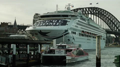 Slow motion Circular Quay with Pacific Explorer arrival after 2 year ban Stock-Footage 184190770