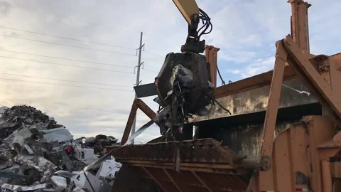 Slow Motion Claw and Crane Dropping Metal Recycling Видео 98428833