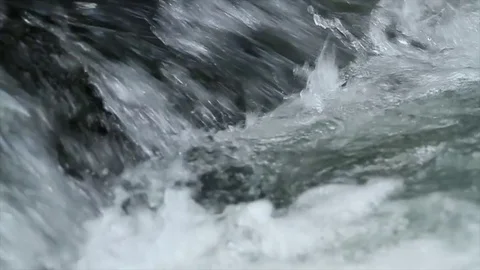 Slow motion of Clear glacier river stream close up. Mountain stream in spring 库存影片 85063345