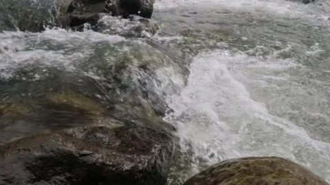 Slow motion of clear rocky mountain river water flow Vídeo Stock 320921496