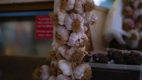 Slow-motion clip focusing on fresh garlic braids and local produce at the Zadar Vídeo Stock 342352989