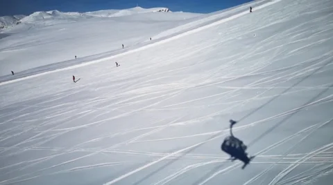 Slow motion clip with skiers going up in a chair lift Video stock 102339837