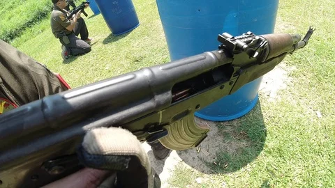 Slow motion Close up AK 47 loading、chambering Stockbeeldmateriaal 119683206