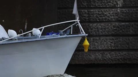 Slow Motion Close Up of Boat Bow Wave on River Vídeo Stock 340647459