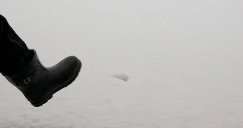 Slow motion close up boots walking in 4 inches of snow Vídeo Stock 231339901