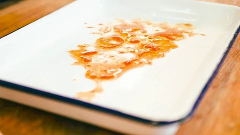 Slow motion close up of bread being smeared across a plat of oil Vídeos de archivo 91403166