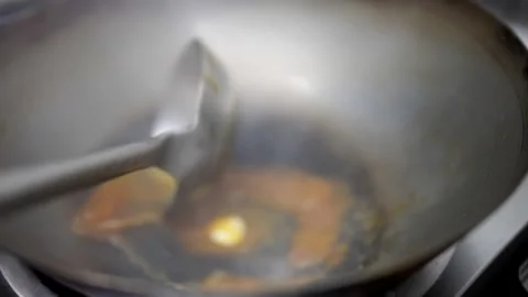 Slow-motion close-up of a chef cooking Chinese-style sauce in a frying pan 스톡 동영상 252214912