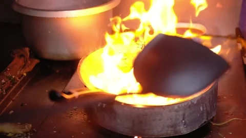 Slow motion close up Chef preparing cooking food with stir fry and fires up hot  Vídeos de archivo 141496314