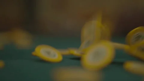 Slow motion close-up of chips poured onto green felt Vidéo 334037207