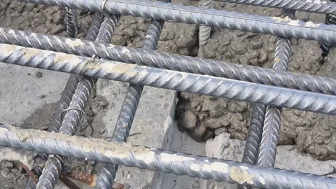 Slow motion close up of concrete flowing under rebar 스톡 동영상 343285345