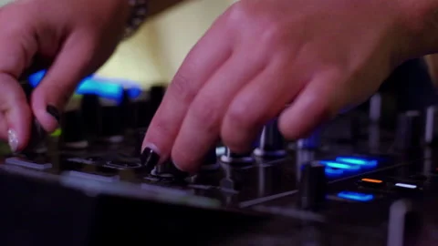 Slow motion close-up of DJ with painted fingernails turning the knobs on 스톡 동영상 149203169