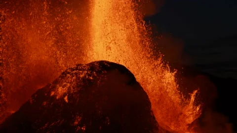 Slow motion Close up of exploding and spewing lava of volcano crater at 库存影片 154283794