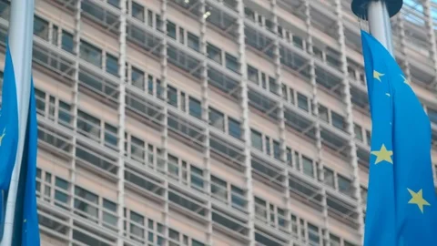 Slow motion close-up of flapping EU flags in front of EU Comission in Brussels Vidéo 93414359