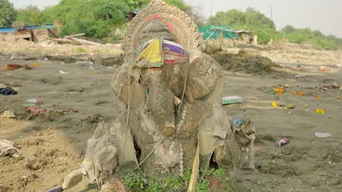 Slow Motion Close Up of Ganesha Statue, Hindu Deity Tribute on Agra Riverbank, 스톡 동영상 329748010