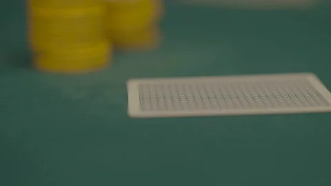 Slow motion close-up green felt with chips background, 2 cards dealt Vídeos de archivo 334037573