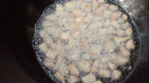 Slow motion close-up of lamb tail fat rendering in cauldron during first st.. Stock Footage 319661094