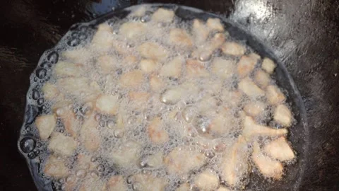 Slow motion close-up of lamb tail fat rendering in cauldron during first st.. Stock Footage 319661126