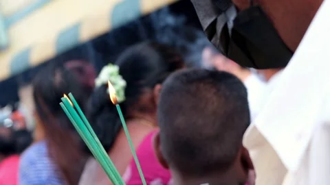 Slow motion close up a man hand burn the green incense stick during Thaipusam Vídeos de archivo 235756645