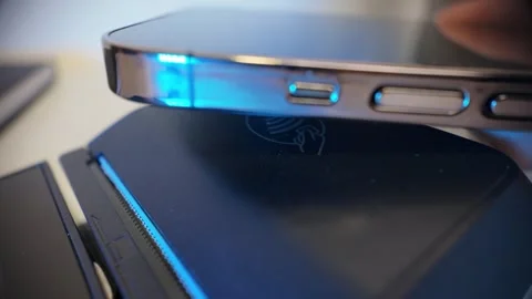 Slow motion close up of NFC contactless payment with smartphone near POS te.. Vidéo 325962134