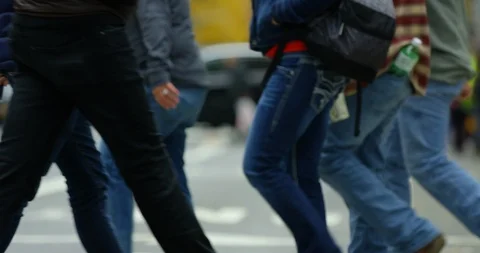 Slow Motion Close Up of Pedestrians Walking Past The  Busy New York City 库存影片 111879745