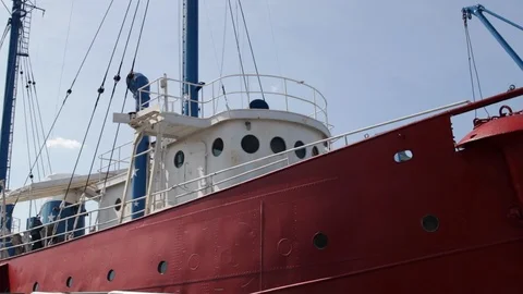 Slow motion close up of red and white tug boat Vídeos de archivo 112767767