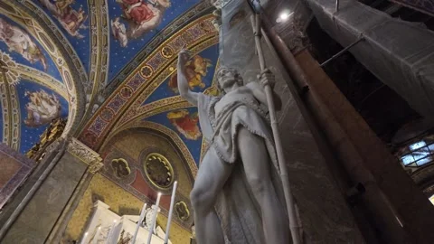 Slow Motion Close Up Of Saint John The Baptist Figure In Rome Basilica 스톡 동영상 329713018