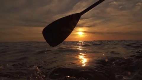 SLOW MOTION CLOSE UP: Sea bubbling when pushing paddle blade through ocean water 스톡 동영상 69182663