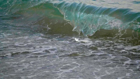 Slow motion close-up of small waves crashing on fine sand in South of France Vidéo 93306224