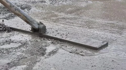 Slow motion close-up of smoothing wet concrete surface with trowel 4K Vídeos de archivo 330604502