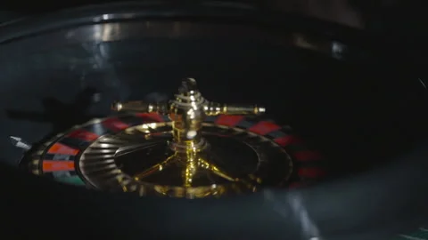 Slow motion close-up spinning roulette with ball centered Vídeos de archivo 335700092