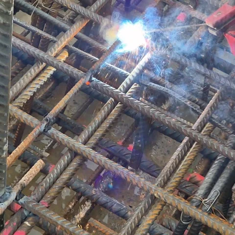 Slow motion close-up of spot welding steel rebar with sparks 4K Vídeos de archivo 330605335