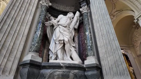 Slow Motion Close Up Of St Andrew Apostle Statue In Rome Basilica Vídeos de archivo 330121842