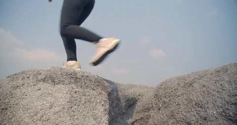 SLOW MOTION, Close up Trail running in the rock mountain rubble high jumping Vidéo 124410778