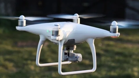 Slow motion close up  video of a white quadcopter drone hovering. Vídeos de archivo 72031897