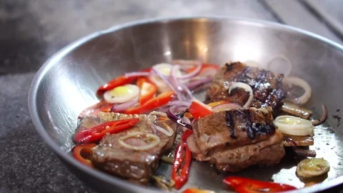 Slow motion close up view on steam coming from frying pan with fresh vegetables Vidéo 105457829