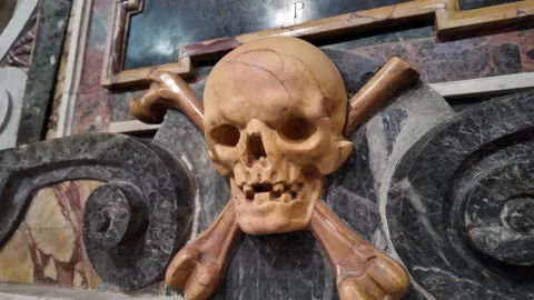 Slow Motion Close Up Of Weathered Skull Carving On A Historic Grave 스톡 동영상 329713057