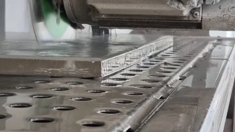 Slow Motion Close Up of Wet Stone Saw Cutting Floor Panel 库存影片 332874615