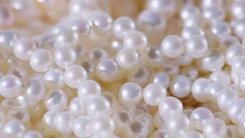 Slow motion close up of white iridescent natural pearls rotating in elegant.. Vídeos de archivo 334996168