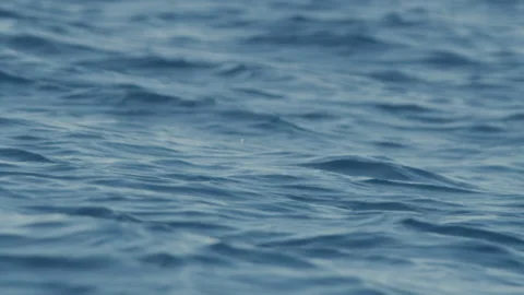 Slow motion close up of wide open ocean water shallow depth of field Vidéo 204258752