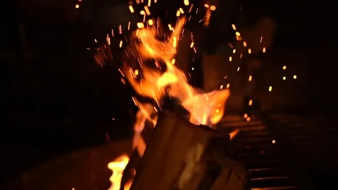 Slow motion closeup camp fire embers explode Video stock 114259827