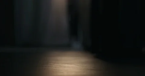 Slow motion closeup of man walking on concrete floor with bare foot in dark room Vidéo 127222451
